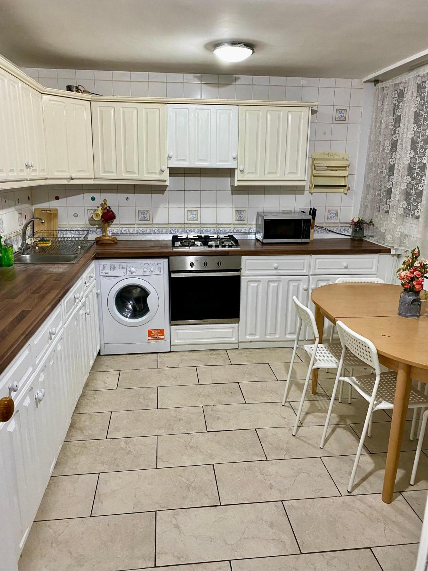3 Bedroom Flat, Oxford Circus, W1w Апартаменты
